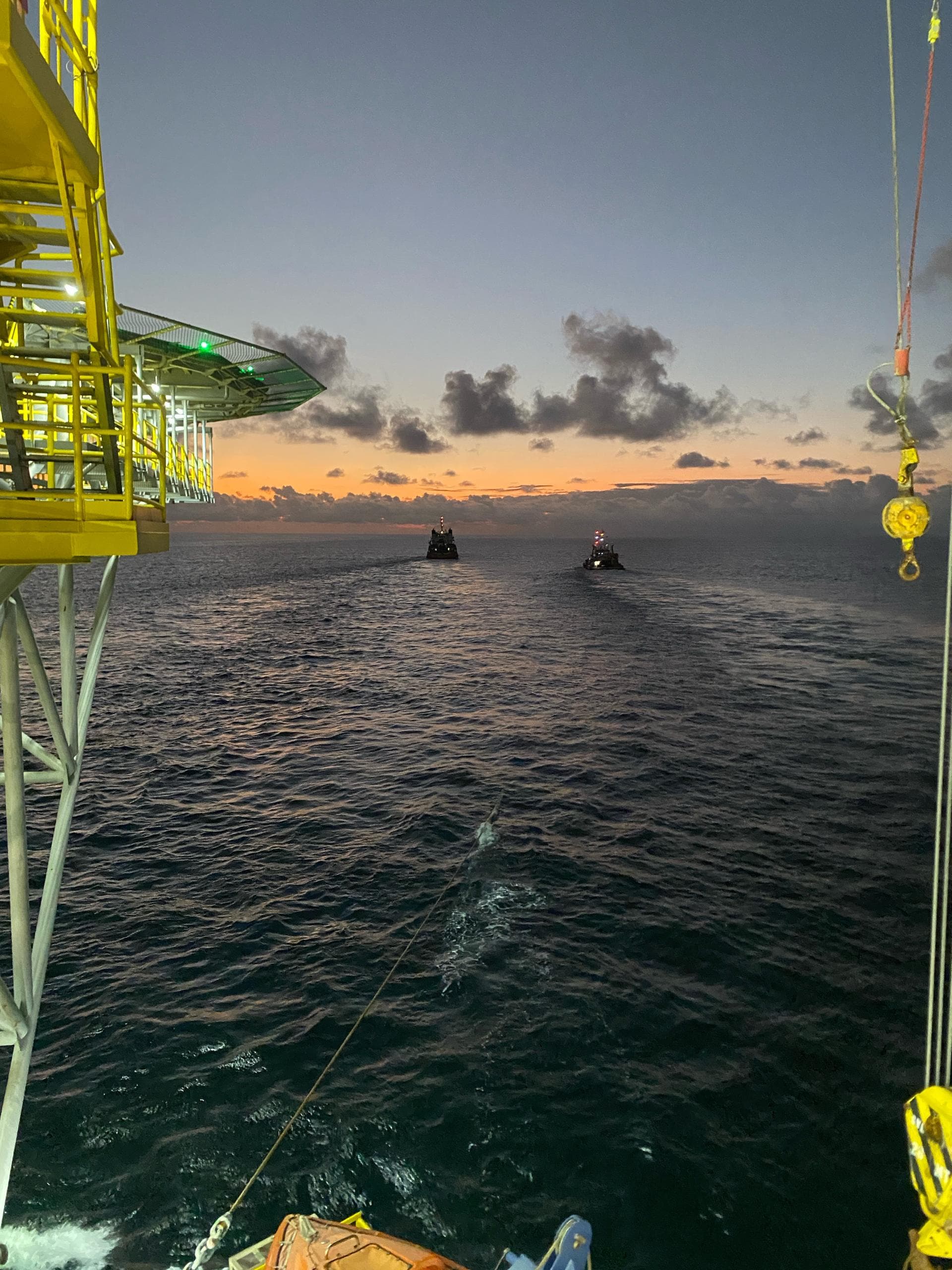 Support vessels operating at dusk during a rig move